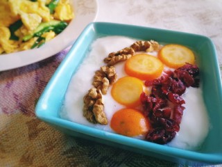 15、手工酸奶,放上自己喜欢的坚果和水果，再淋上些蜂蜜，美美的享用吧。