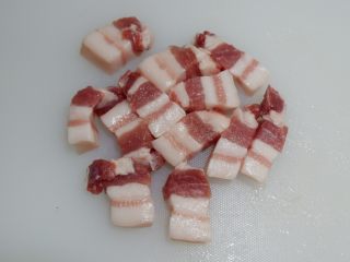 1、五花肉烧胡萝卜,五花肉洗净，切成小长条