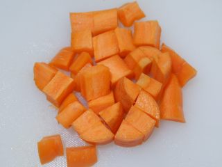 2、五花肉烧胡萝卜,胡萝卜洗净，切成小丁