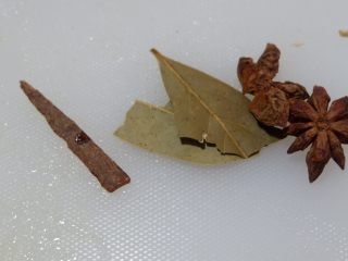 3、五花肉烧胡萝卜,桂皮，香叶，八角备好