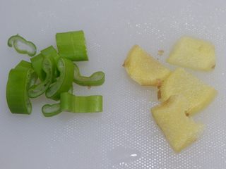 4、五花肉烧胡萝卜,大葱切葱花，姜去皮切成片。