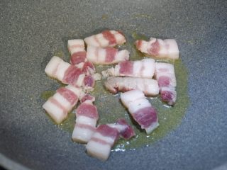 5、五花肉烧胡萝卜,锅内热油，将五花肉放入煸炒