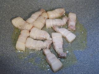 6、五花肉烧胡萝卜,用中小火煸炒