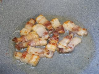 7、五花肉烧胡萝卜,一直煸炒至出油微焦，将肥肉部分的油逼出。