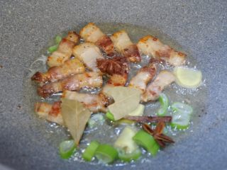 8、五花肉烧胡萝卜,加入葱姜以及香料，炒出香味