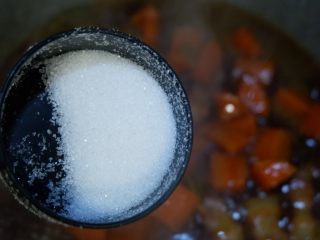12、五花肉烧胡萝卜,最后加入白糖，适量盐开盖转大火