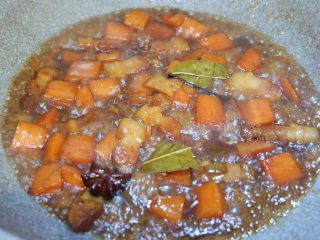 13、五花肉烧胡萝卜,收至汤汁浓稠即可~