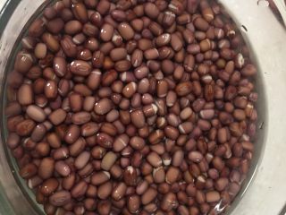 1、红豆沙雪糕,红豆洗净后,用水泡发一夜。