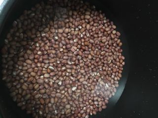 2、红豆沙雪糕,泡发后的红豆,洗净后倒入电压锅,加入适量水,水刚好淹过红豆为准,开启电压锅蹄豆功能,煮30分钟左右,煮得红豆烂煮为止。