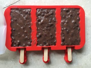 7、红豆沙雪糕,倒入雪糕模具,可以做成6个雪糕。