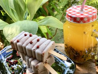 8、红豆沙雪糕,放入冰箱冷冻保存后,脱模即可食用。