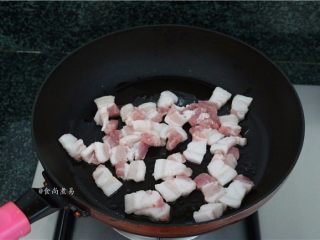 6、五花肉蒜香腊味焖饭,热锅,倒入少许油,下五花肉煸出油脂