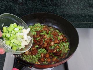 12、五花肉蒜香腊味焖饭,倒入蒜苗翻炒均匀