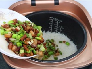 13、五花肉蒜香腊味焖饭,配菜盛起后倒入已经煲好的米饭内