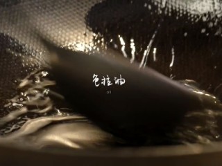 2、啤酒鸭&上海菜泡饭,热锅，倒入适量色拉油，将五花肉倒入翻炒