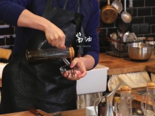 8、啤酒鸭&上海菜泡饭,肉碎中倒入适量酱油，搅拌