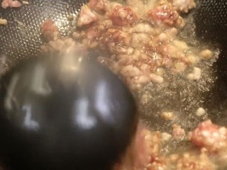 9、啤酒鸭&上海菜泡饭,在热锅中倒入适量色拉油、肉碎翻炒，再依次加入适量海米翻炒