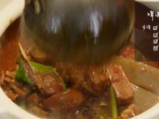 14、啤酒鸭&上海菜泡饭,将菜泡饭、啤酒鸭分别捞出摆盘