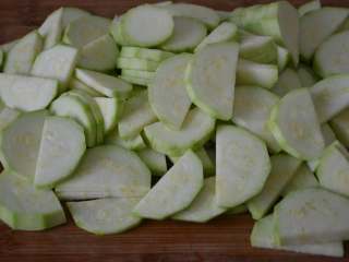 5、西葫芦炒海米,切片。