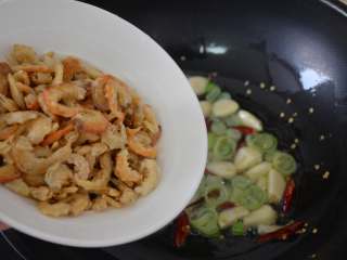 8、西葫芦炒海米,放入海米。