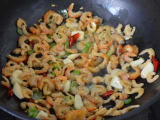 9、西葫芦炒海米,翻炒均匀。