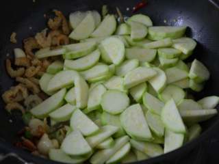 10、西葫芦炒海米,倒入西葫芦片。