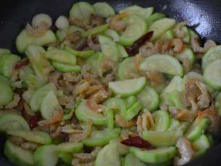 12、西葫芦炒海米,中火,继续翻炒。