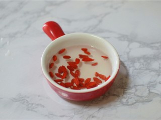 3、枸杞桂圆粥,清洗枸杞