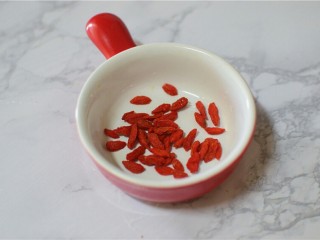 4、枸杞桂圆粥,把水倒掉