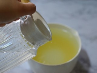 7、枸杞桂圆粥,小米加入适量水