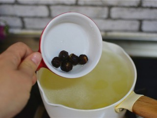 8、枸杞桂圆粥,桂圆加入锅中