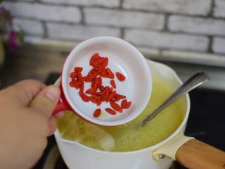 11、枸杞桂圆粥,加入枸杞，拌匀即可