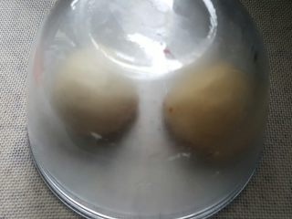 3、中式点心~玫瑰酥,两个混合好后的面团放在容器中,松弛10~15分钟。