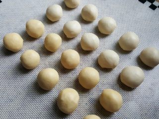 4、中式点心~玫瑰酥,把油酥和水油皮,各自平均分成十份。