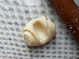 12、中式点心~玫瑰酥,取一份面团中间用只食指压一道痕迹。