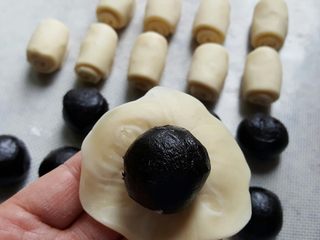 14、中式点心~玫瑰酥,把面团擀为中间稍厚四周薄的面片,包入一份馅料。