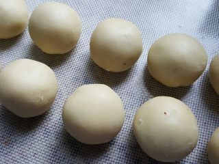 16、中式点心~玫瑰酥,收口向下排列好,松弛十分钟。