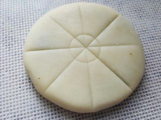18、中式点心~玫瑰酥,用刮刀在上面压好痕迹。