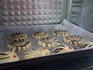 22、中式点心~玫瑰酥,放入预热好的烤箱中,180度烤18~20分钟左右,想要白白的酥皮点心,可覆盖锡纸进行烤制。