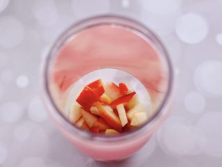 4、水蜜桃车厘子奶昔,把切小块的水蜜桃，放入料理杯。
