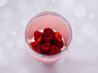 5、水蜜桃车厘子奶昔,再把去核的车厘子，放入料理杯中。
