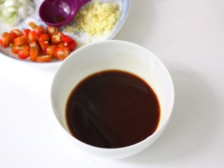 6、美味下饭宫保豆腐,调汁。米醋6汤匙、生抽4汤匙、盐半茶匙、白糖2茶匙、老抽1茶匙，再加水淀粉4汤匙，调成酱汁待用。