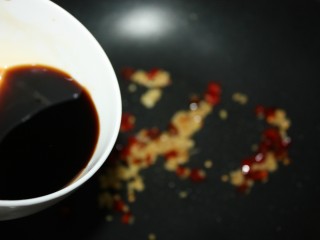 10、美味下饭宫保豆腐,倒入调好的酱汁。注意边搅拌碗里的酱汁边倒入锅中，否则白糖和淀粉容易沉在碗底。