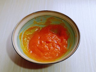 2、南瓜蒸糕,用破壁机或料理机将其打成南瓜泥。