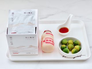 1、青柠冰红茶,首先备齐所有的食材。