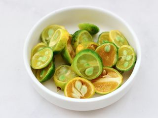 4、青柠冰红茶,青柠檬外皮用少许盐搓洗干净后，用刀切片。