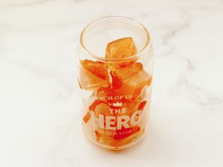 5、青柠冰红茶,取一个杯子，先放入7分满的红茶冰块。