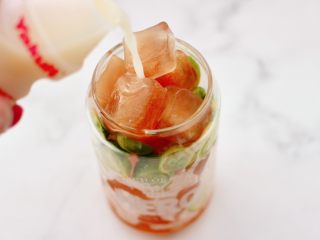 9、青柠冰红茶,这个时候倒入养乐多后搅拌均匀。