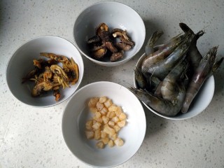 1、海鲜粥,准备食材