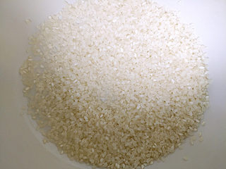 3、海鲜粥,取160克大米，清洗干净，放入砂锅